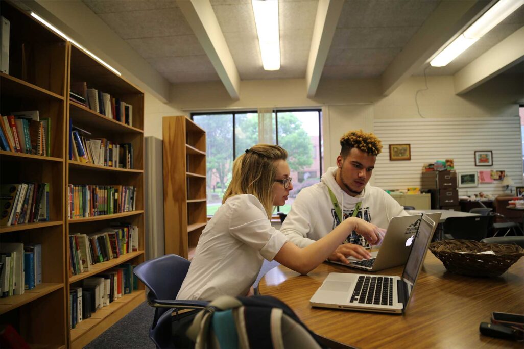 su_brand_online_student_experience_image-1 Students in college library