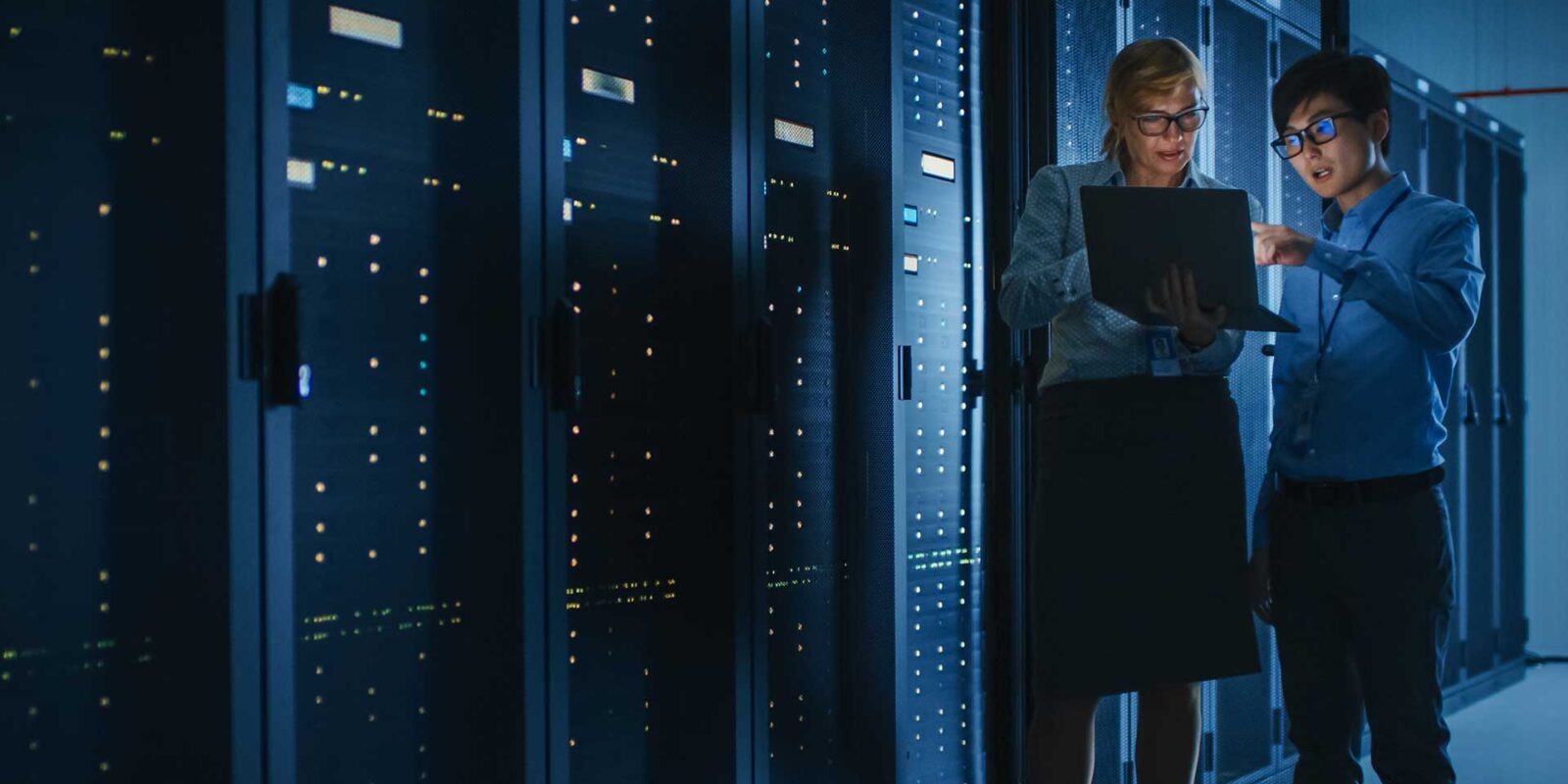 su_cybersecurity-vertical_hero cyber security professionals beside server