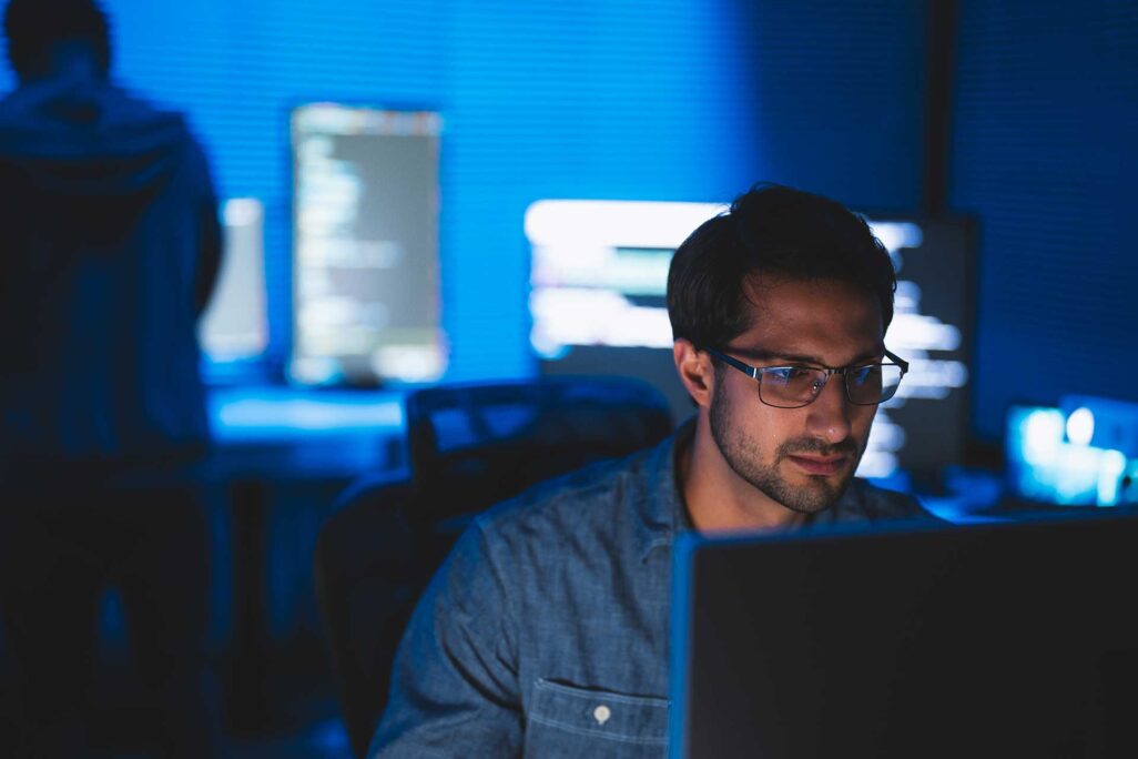 su_cybersecurity-vertical_image-1 cybersecurity student at computer monitor