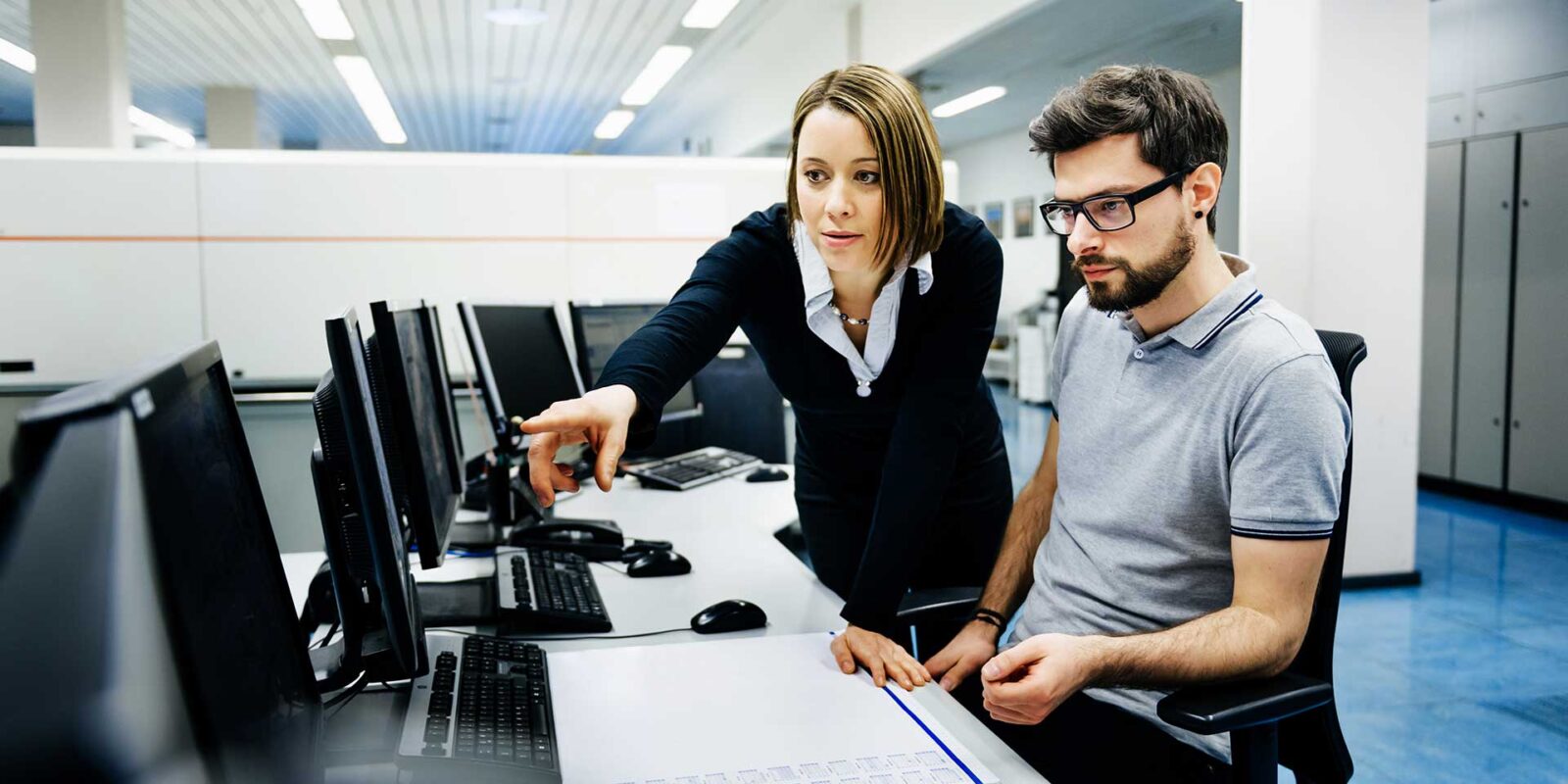 su_mba_cybersecurity_management_hero Cybersecurity management students in lab