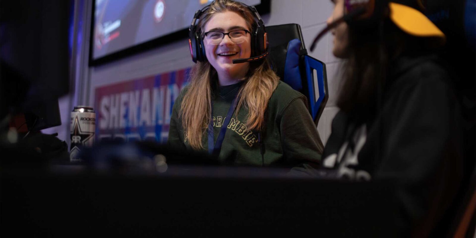su_mba_esports_mgmt_hero Esports management student in lab