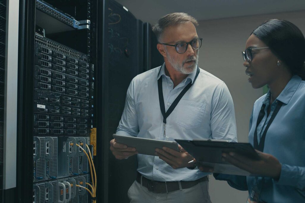 su_ms_cyber_security_image-1 Cybersecurity professionals at server