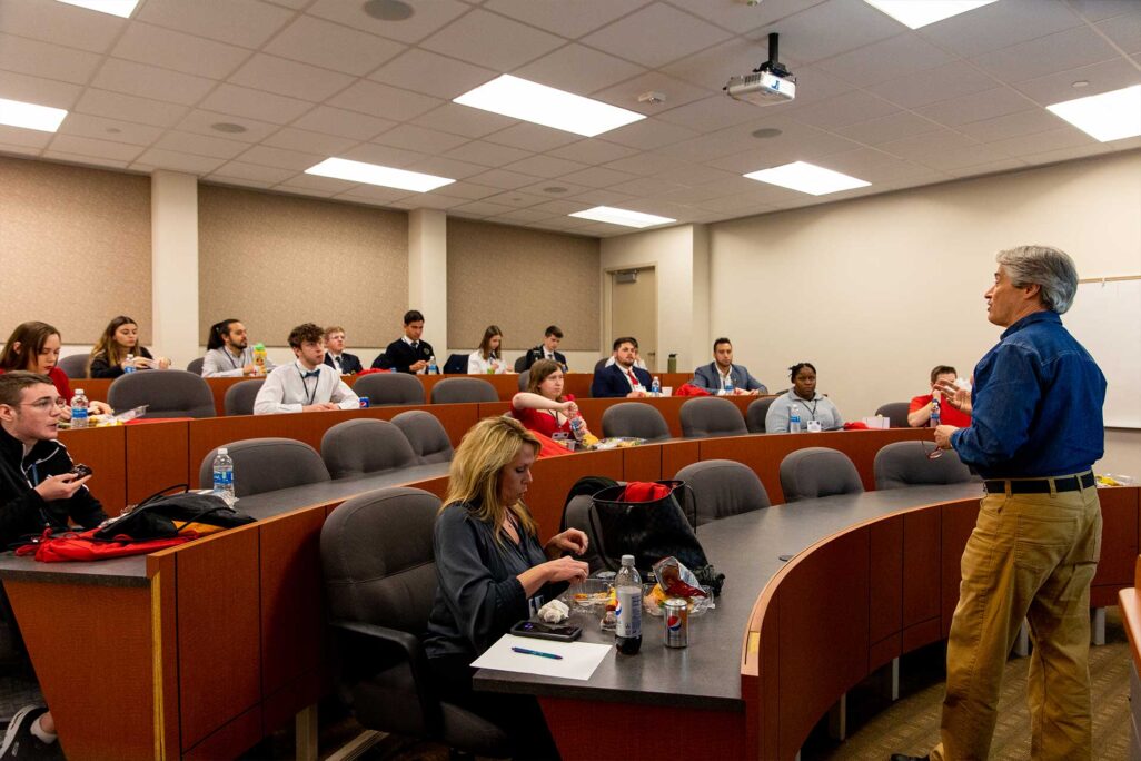 su_ms_organizational_leadership_image-1 Organizational Leadership master's degree program students in lecture hall